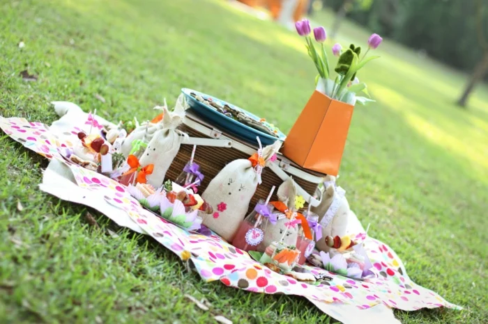 osterdeko garten picknick farbige decke lustig festlich