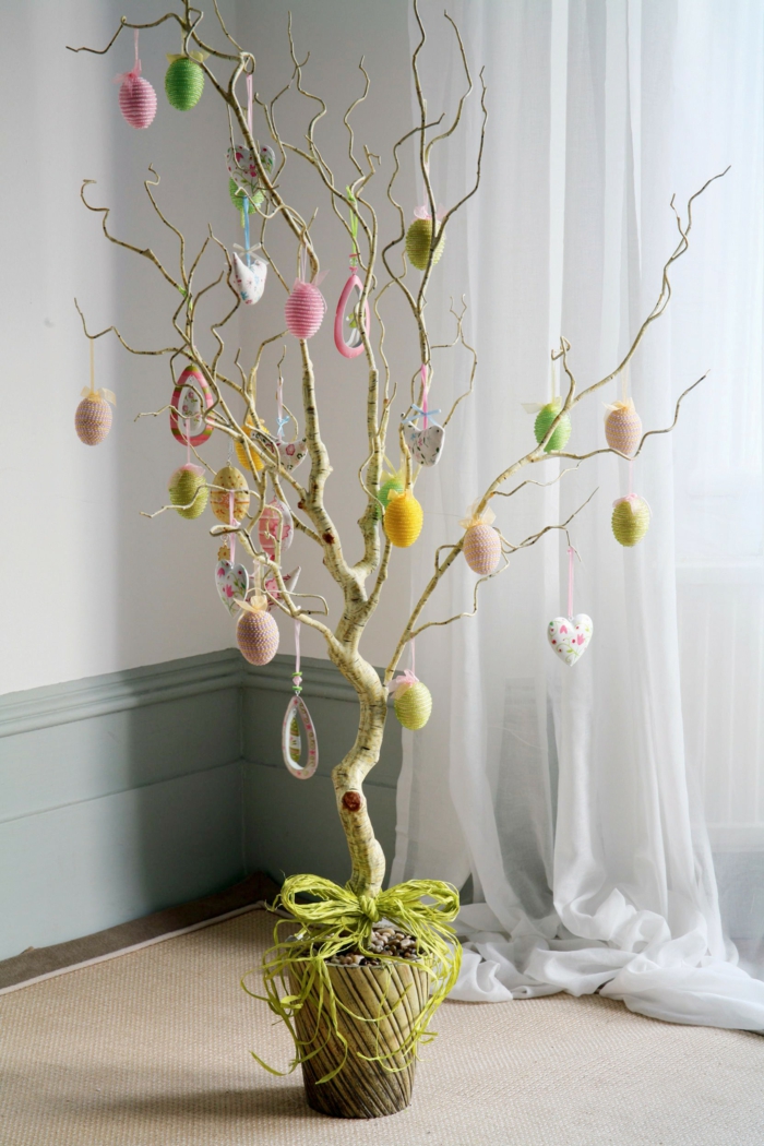 osterdeko pflanzentopf zweig dekorieren ostereier aufhängen