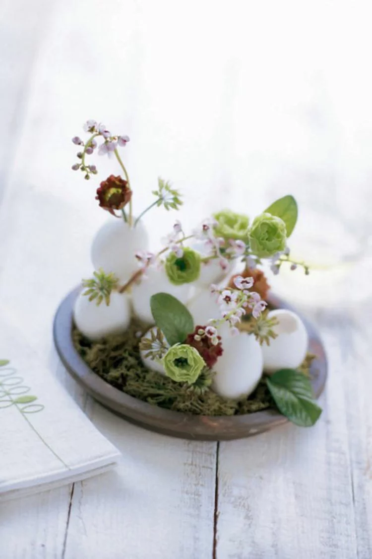osterdekoration ausgeblasene ostereier mit Blumen rustikale osterdeko ideen