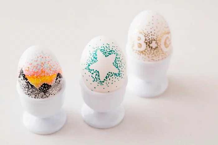 ostereier bemalen buchstaben sterne weiße eier dekorieren