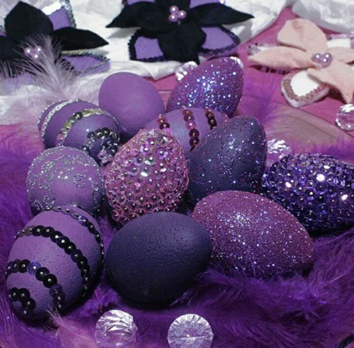 ostereier dekorieren lila pailletten strasssteine glitzer