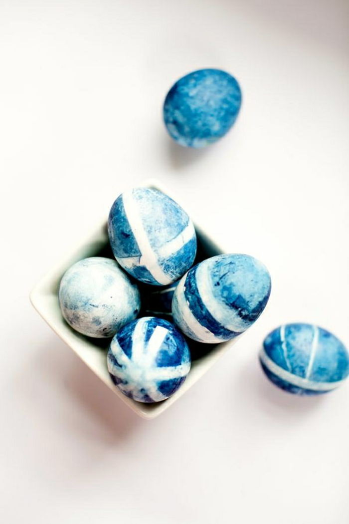 ostereier gestalten blau weiß eier dekorieren farben porzellanschale tischdeko osterdeko