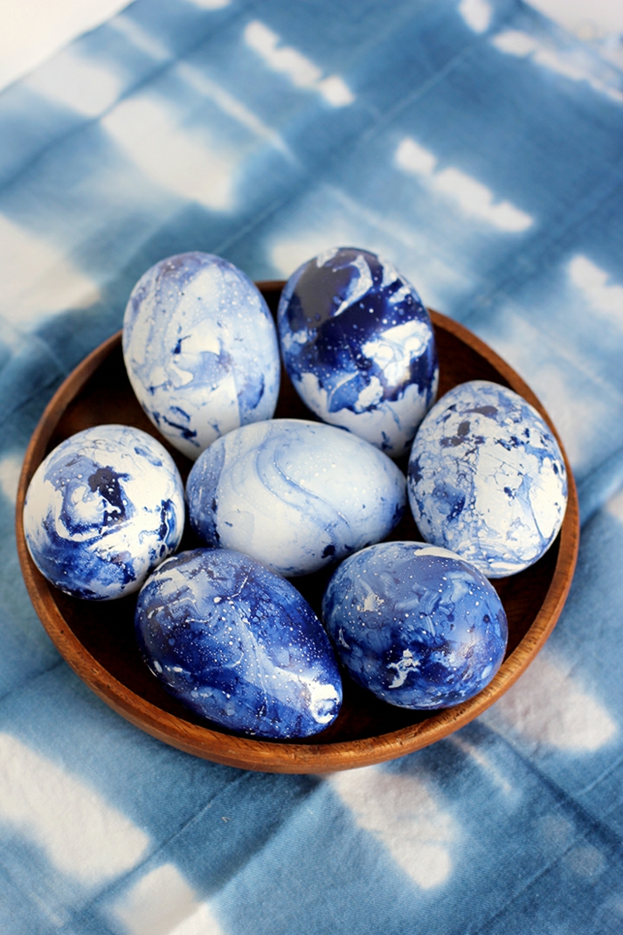 ostereier gestalten blau weiß eier faerben holzschale osterdeko