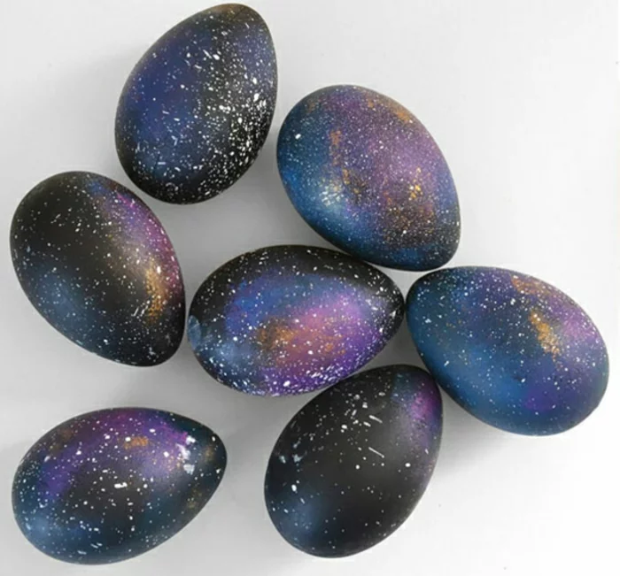 ostereier gestalten eier faerben dunkelblau sternenhimmel