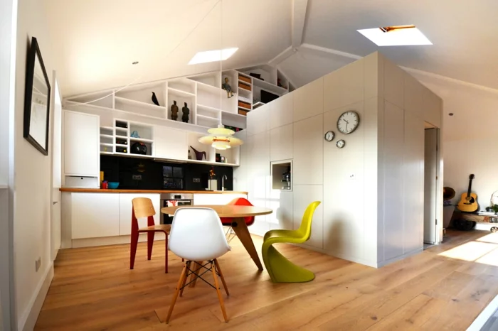raumgestaltung-dachgeschoss-einzimmerwohnung-küche-essbereich-hochbett-wandregale