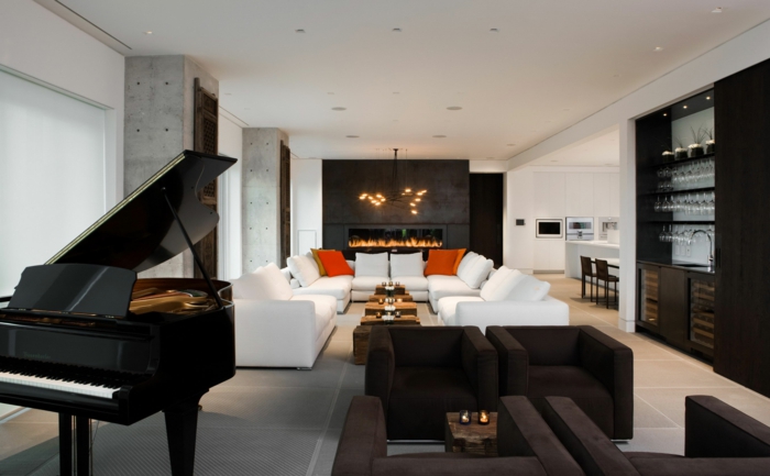 raumgestaltung wohnzimmer weißes sofa kissen orange ethanolkamin braune sessel klavier