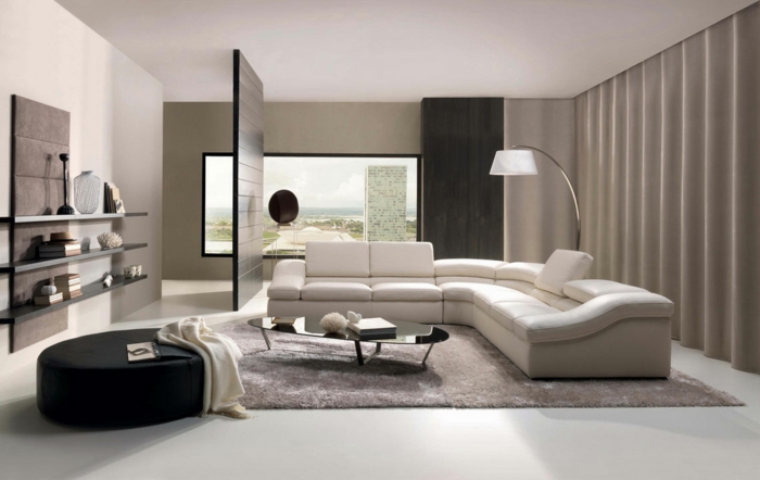 reduziertes wohnen minimalistische einrichtung raumteiler holz couch weiß stehlampe runde ottomane leder schwarz