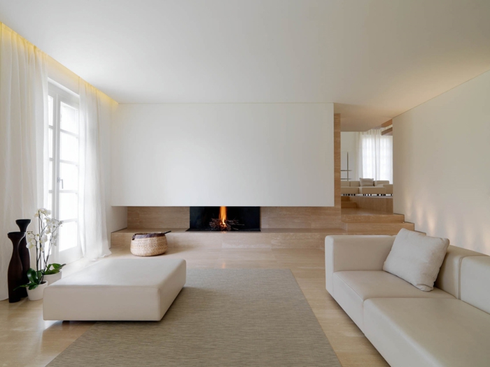 reduziertes wohnen minimalistische inneneinrichtung weiße sitzmöbel kamin