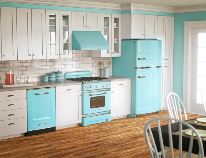 retro kühlschrank hellblau vintage trendfarbe kücheneinrichtung weiße schränke