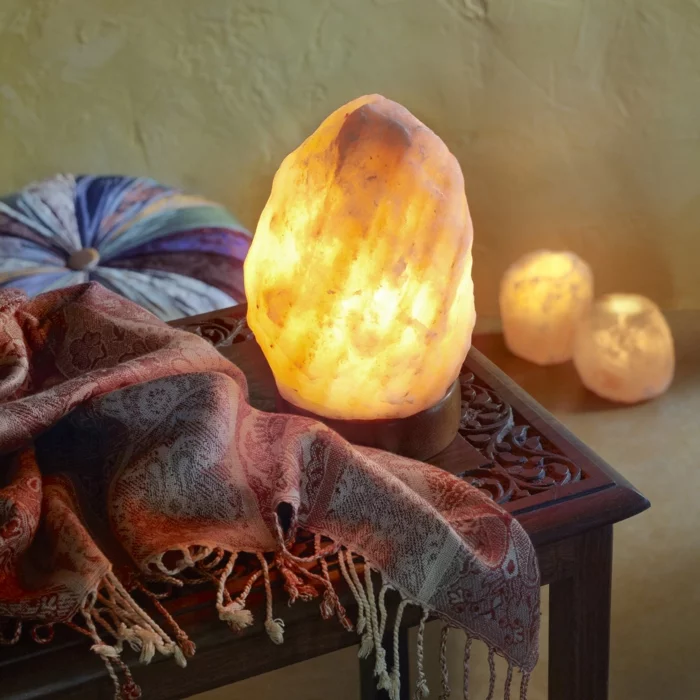 salzkristalllampe himalaya salz leuchte interior indischer schal beistelltisch