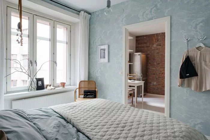 schlafzimmer skandinavische einrichtung hellblaue wandtapete