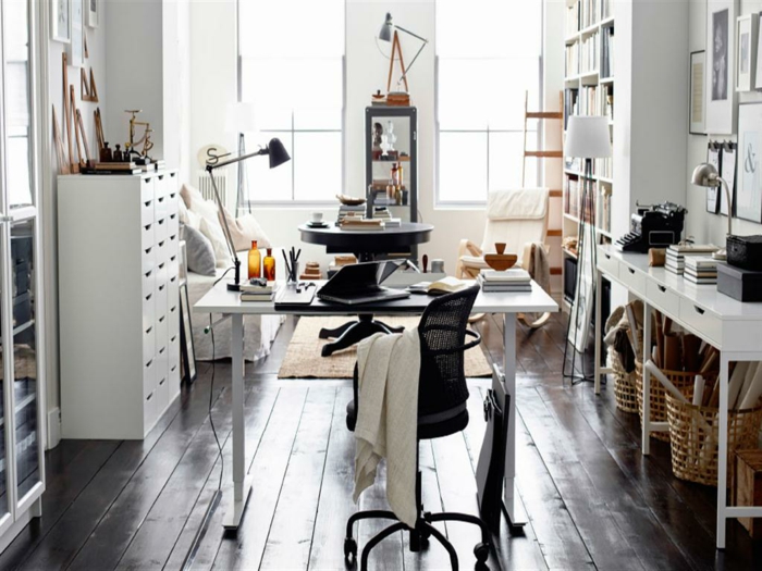 schöne wohnideen home office gestalten holzboden moderner bürostuhl
