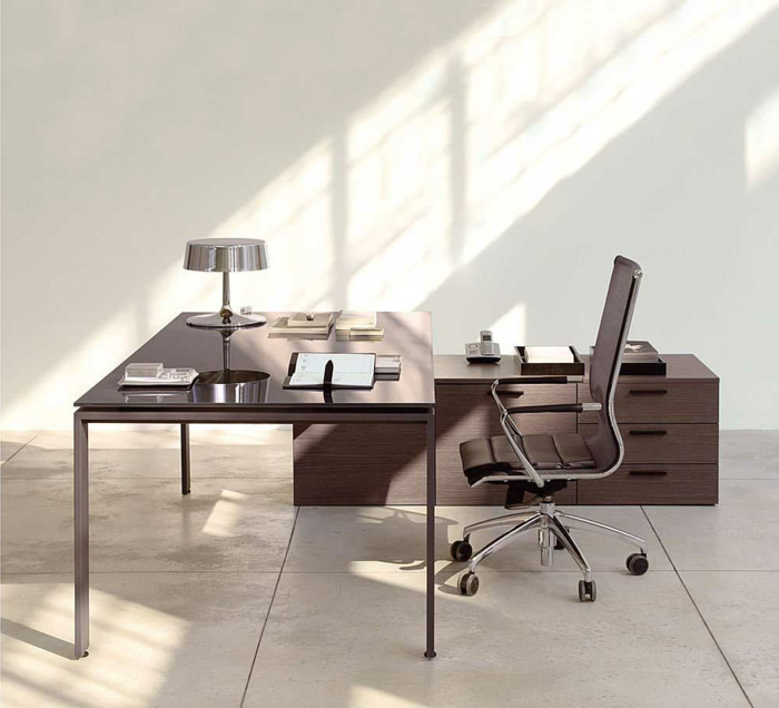 schöne wohnideen home office moderne möbel lederstuhl räder
