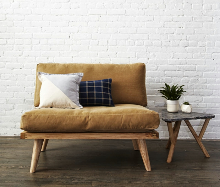 schöne wohnideen sofa beistelltisch dekokissen pflanze
