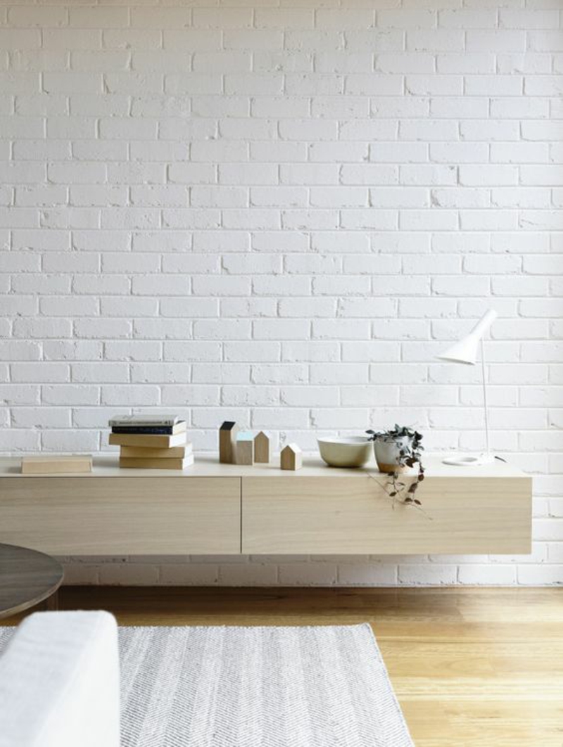 skandinavisch wohnen Backsteinwand weiß streichen hängendes Sideboards