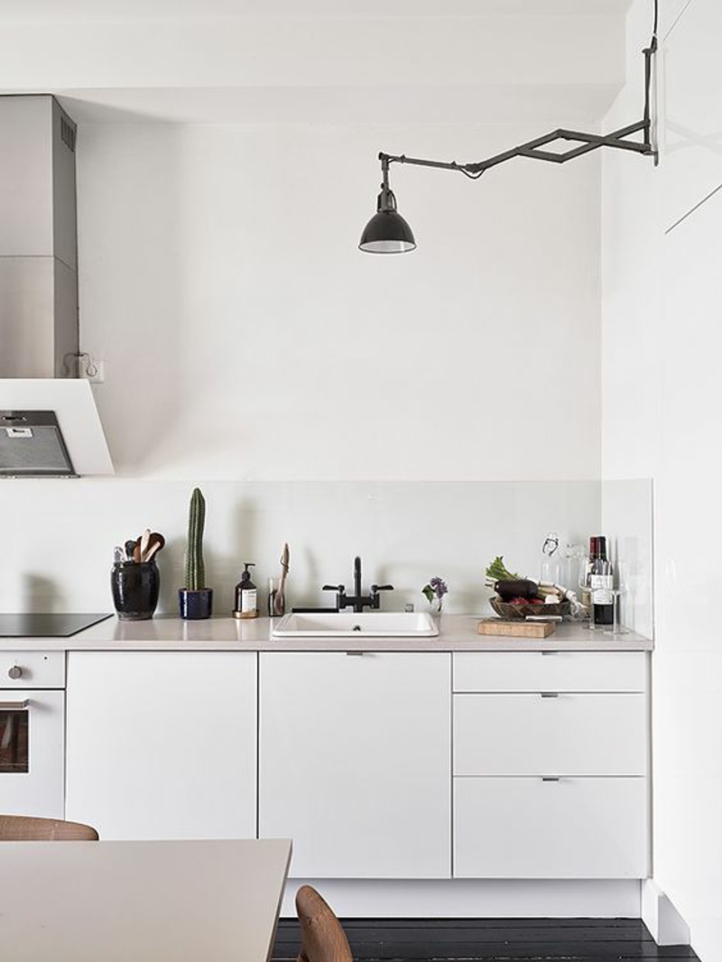 skandinavisch wohnen Einrichtungsbeispiele Küchenarbeitsplatte Wandlampe