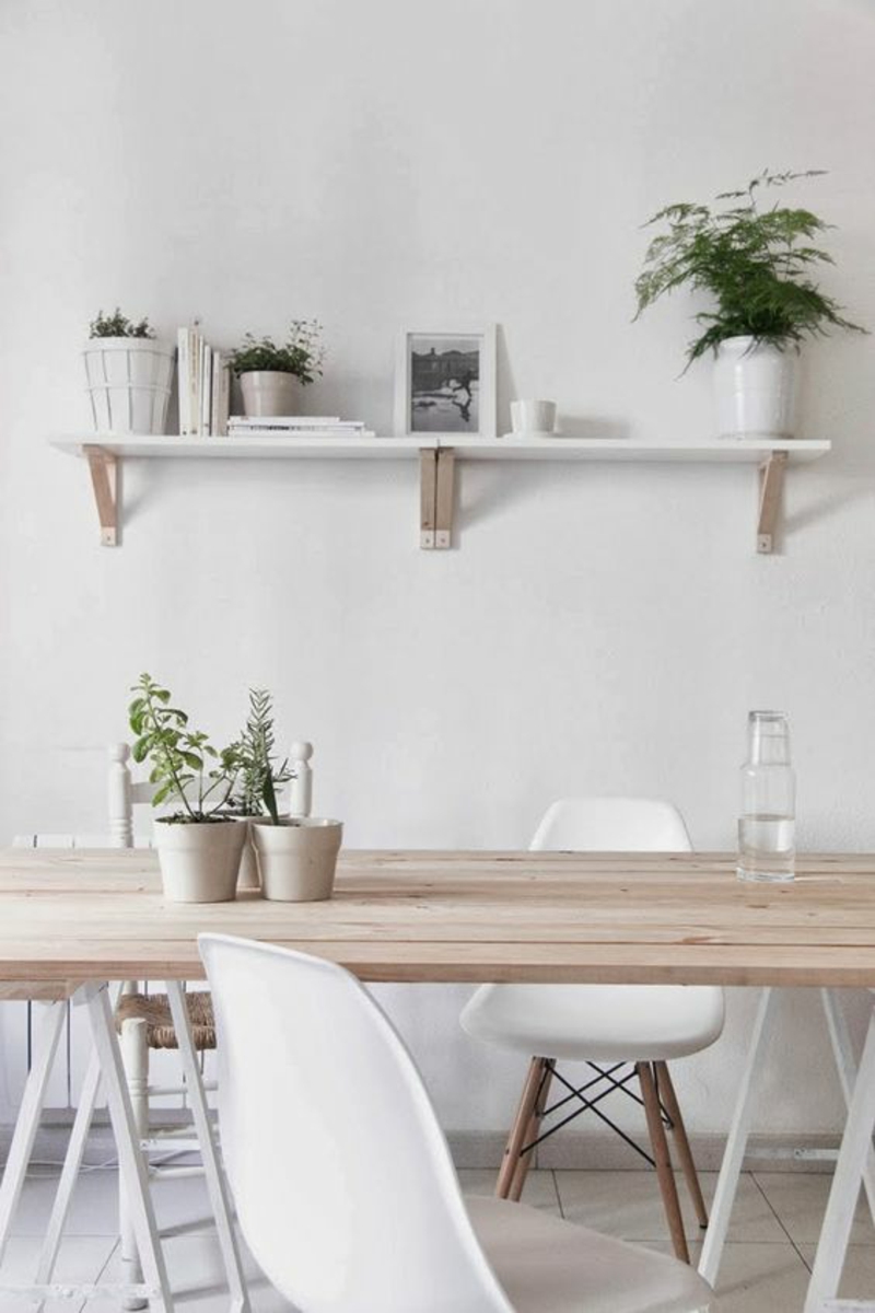 skandinavisch wohnen Esszimmermöbel Eames Chairs weiß Holztisch Wandregal
