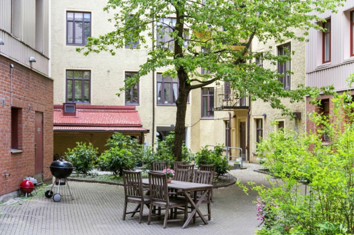 skandinavisch wohnen kleine wohnung innenhof esstisch outdoor möbel