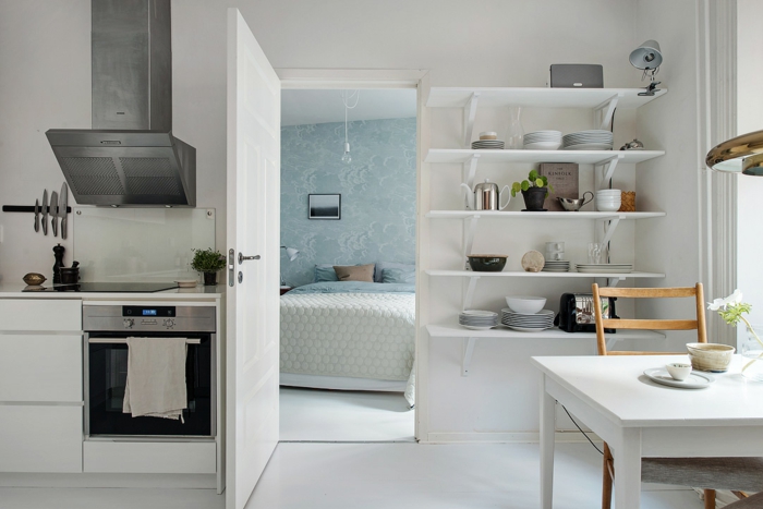 skandinavisch wohnen kleine wohnung küche esszimmer wandregale schlafzimmer