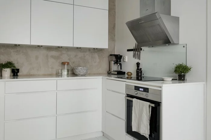 skandinavisch wohnen kücheneinrichtung weiße schränke matt metallene abzugshaube