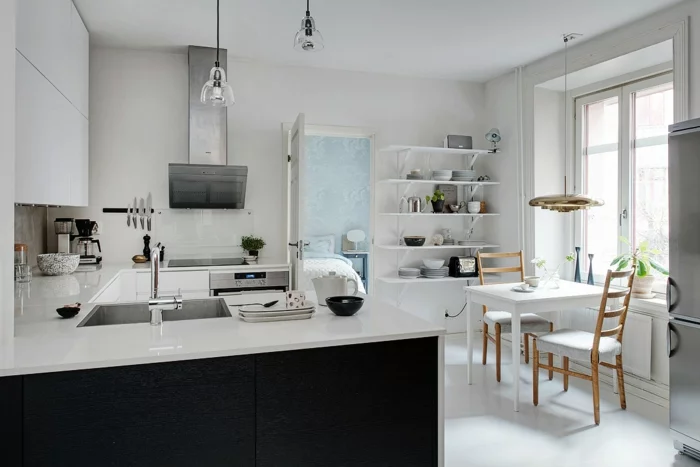 skandinavisch wohnen nordischer wohnstil offener wohnplan küche arbeitsfläche esstisch wandregale