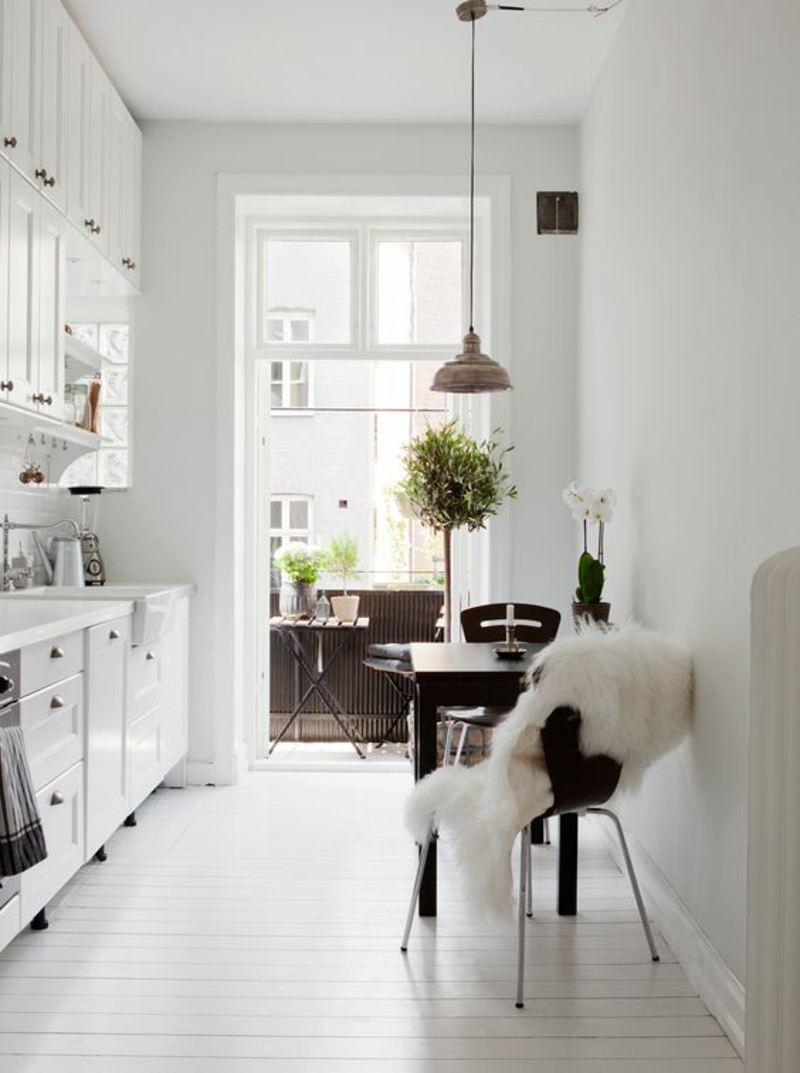 skandinavisches Design Einrichtungsbeispiele kleine Küche einrichten Balkon