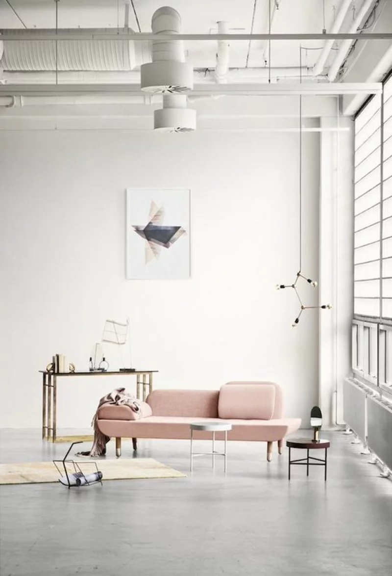 skandinavisches Design Einrichtungsbeispiele rosa Sofa