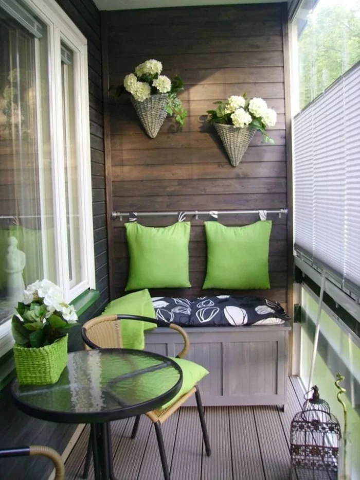terrassengestaltung balkomöbel sofa schrank kissen grün runder tisch stühle polyrattan