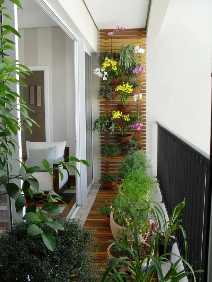 terrassengestaltung balkon pflanzen blumentöpfe vertikaler garten orchideen