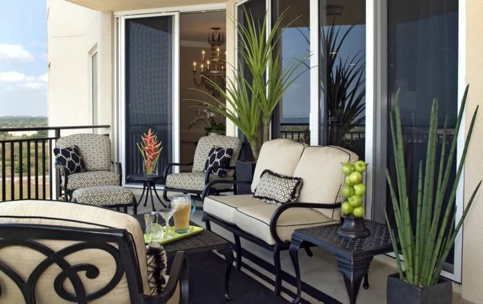 terrassengestaltung balkonmöbel holzmöbel sofa sessel couchtisch teppich