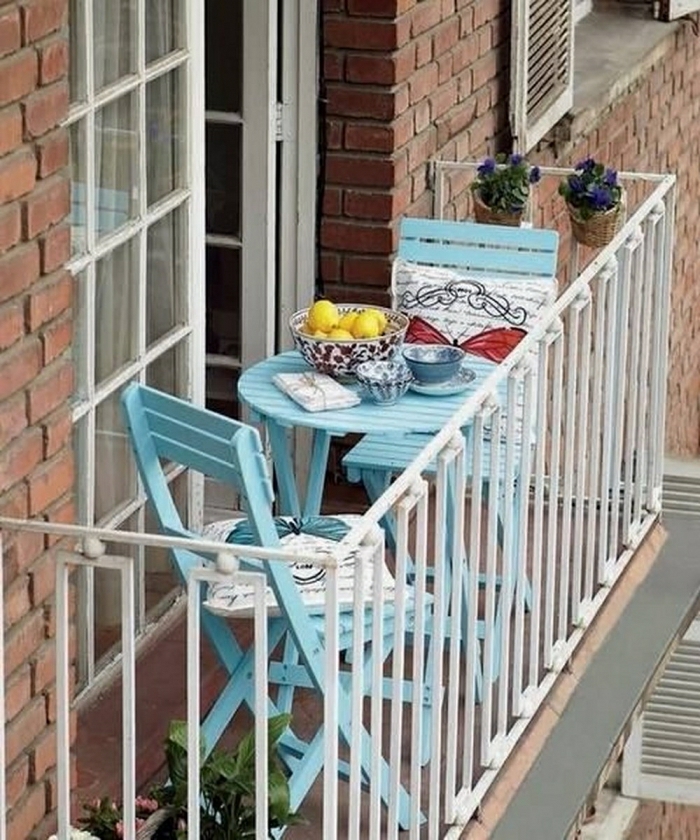 terrrassengestaltung balkonmöbel blau holzmöbel klappstühle runder tisch porzellan geschirr