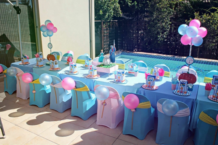 tischdeko blau blaue tischdecke ballons stühle party