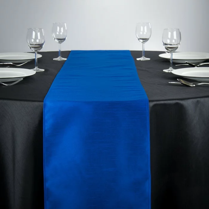 tischdeko blau blauer tischläufer schwarze tischdecke kontrast