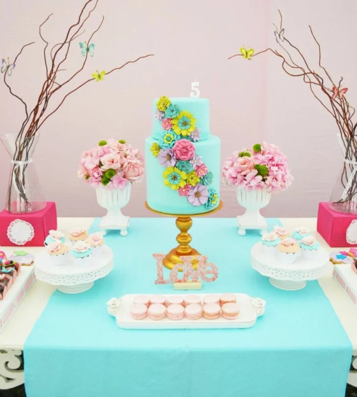 tischdeko blau tisch festlich dekorieren torte tischläufer