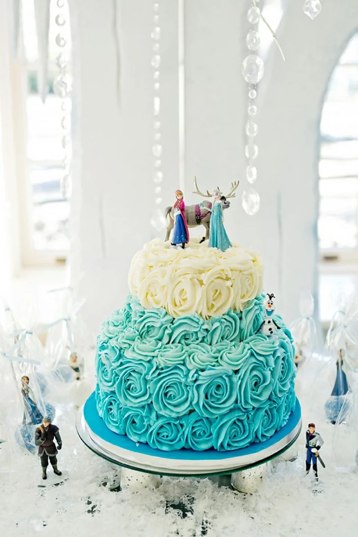 tischdeko blau torte hochzeit feiern weißer hintergrund