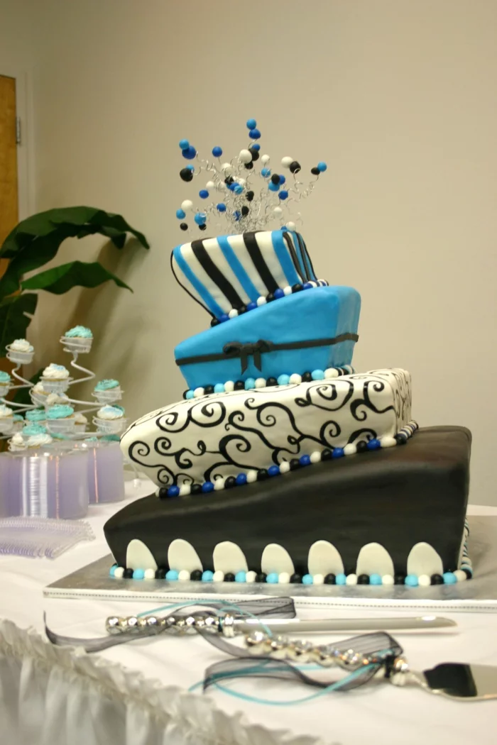 tischdeko blau torte hochzeit feiern