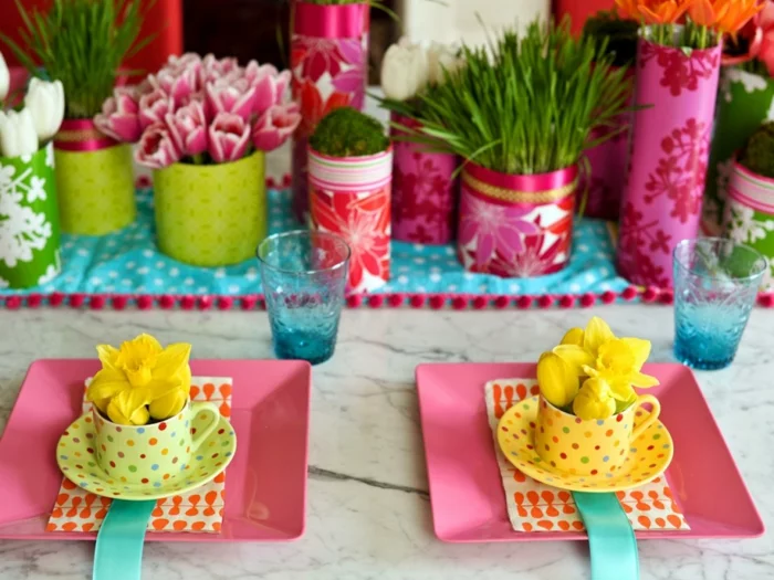 tischdeko ostern ostertischdekoration ideen narzissen porzellan kaffeetassen rosa teller tulpen