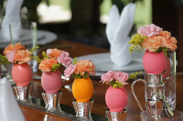 tischdeko ostern ostertischdekoration ideen ostereier vasen orange rosa frühlingsblumen