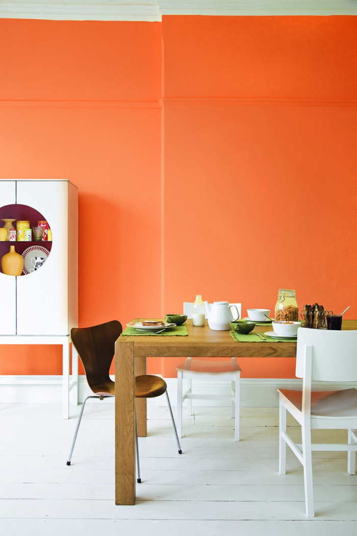 wandfarbe ideen orange küche weißer boden holztisch
