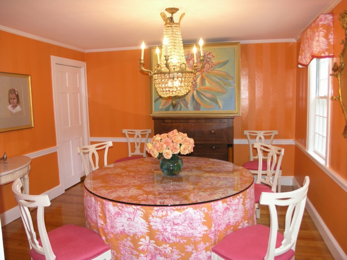 innendesign esszimmer einrichten leuchter orange wände rosa akzente
