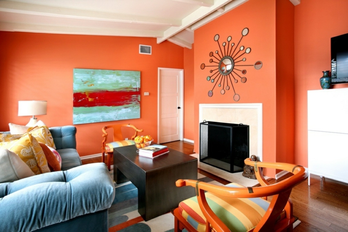 wandfarbe ideen wohnzimmer gestalten orange wände kamin hellblaues sofa