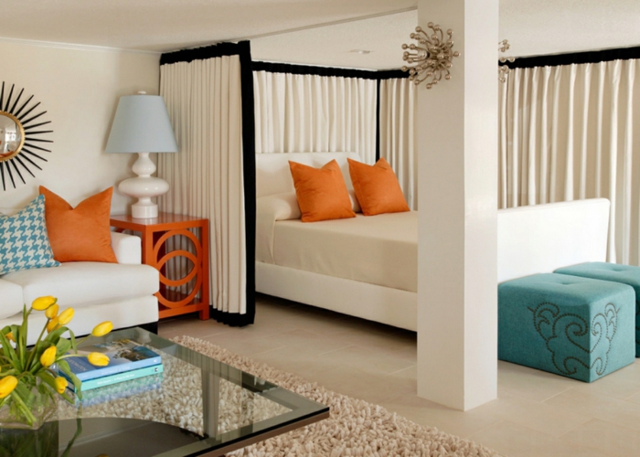 wohnraumgestaltung einzimmerwohnung frische farben schlafbereich vorhänge couchtisch sofa poufs