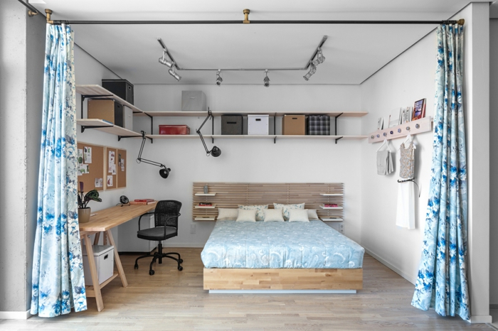 wohnraumgestaltung einzimmerwohnung schlafzimmer bett schreibtisch wandregale vorhänge