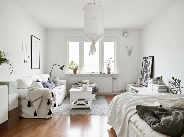 wohnraumgestaltung einzimmerwohnung wohnbereich schlafbereich sofa couchtisch weiße möbel