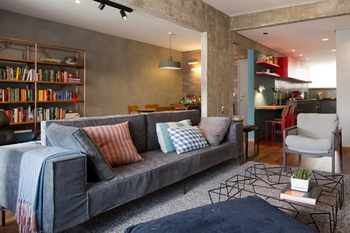 wohnraumgestaltung graue couch teppich metallener couchtisch wohnzimmer