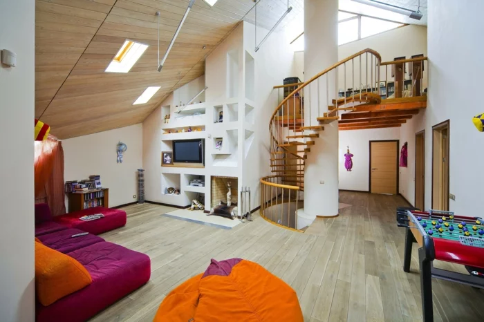 wohnraumgestaltung loft wohnung wendeltreppe eingebaute regale weites sofa