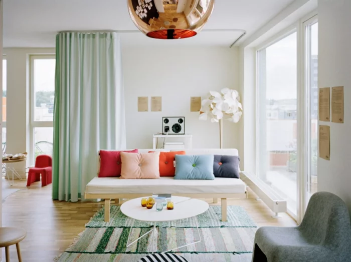 wohnraumgestaltung wohnzimmer teppichläufer dekokissen sofa runder beistelltisch