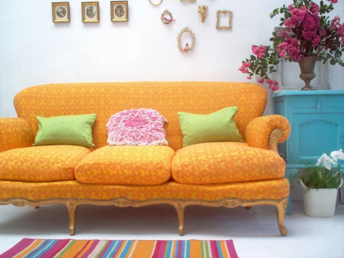 wohnungseinrichtung ideen oranges sofa streifenteppich