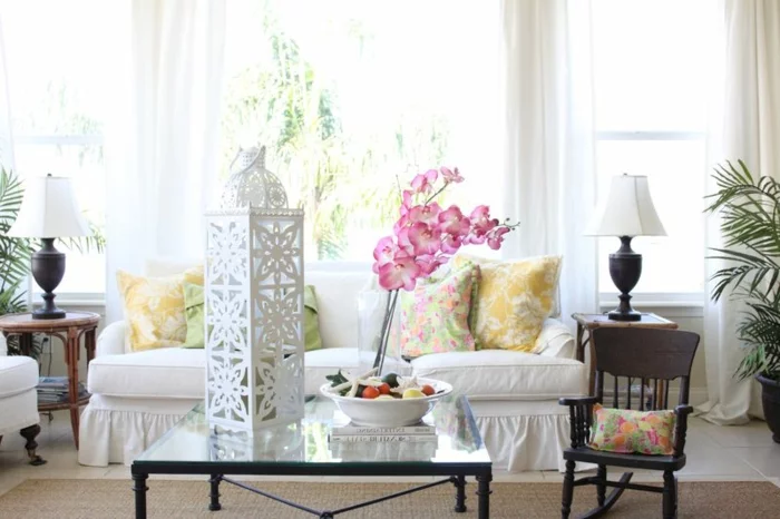 wohnungseinrichtung ideen weißes sofa orchidee farbige dekokissen