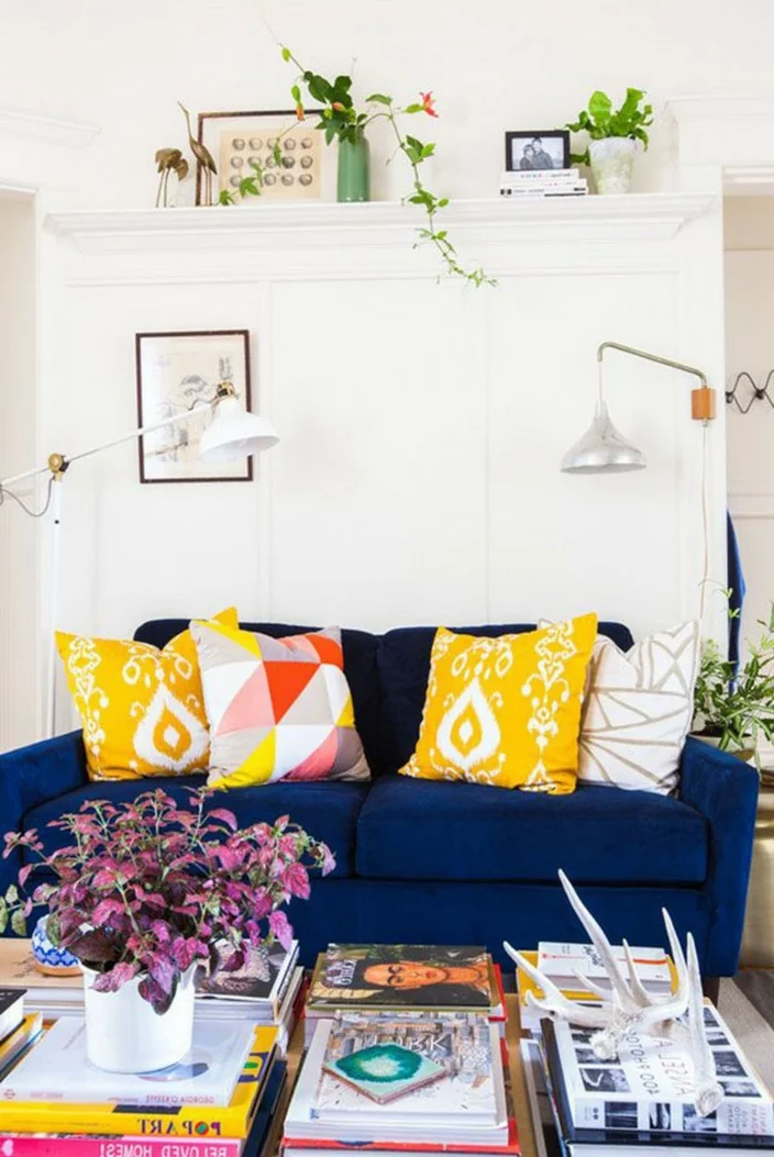 wohnungseinrichtung ideen wohnzimmer blaues sofa farbige dekokissen